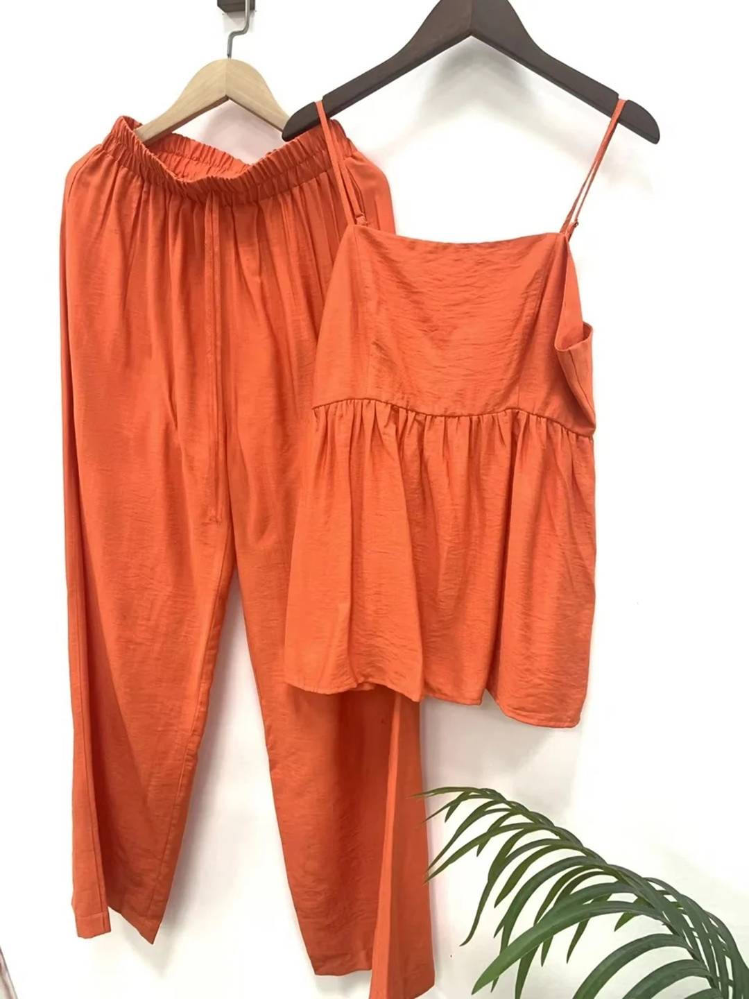 ensemble de femme pour les vacances top sans manches à volantée décontracté et pantalon large pour femme de plage | KONF
