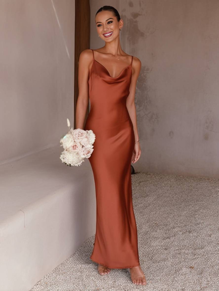 robe demoiselle d'honneur satin moulante dos nu à fines brides élégant femme de soirée invité mariage | KONF